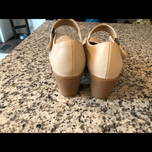 Beautiful cream colored heels - Picture 4 of 4